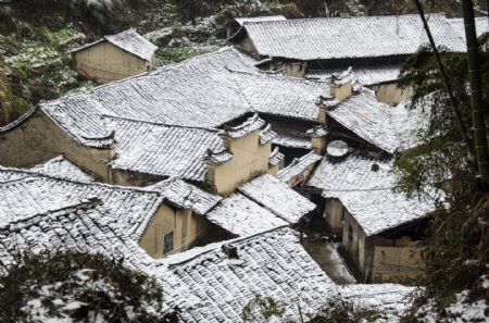 山村雪景图片