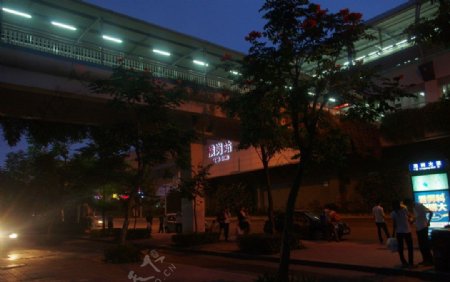 深圳地铁横岗站夜景图片