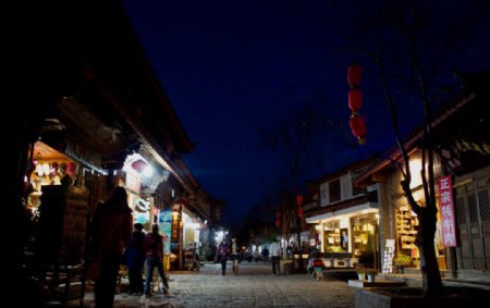 夜晚的丽江古镇街道图片