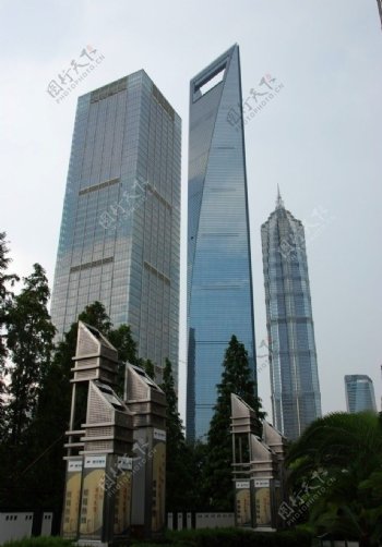 上海陆家嘴金融贸易区摩天楼群图片