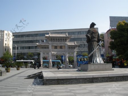 王阳明雕像及牌坊反面图片