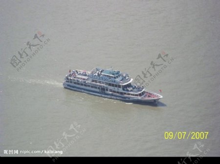 黄浦江中的游船图片
