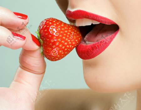 吃草莓红唇图片