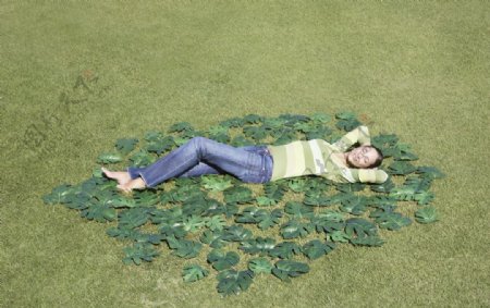 草地美女绿色环保图片