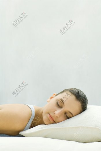 睡觉的少女图片