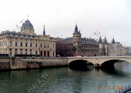 巴黎塞纳河岸景图片