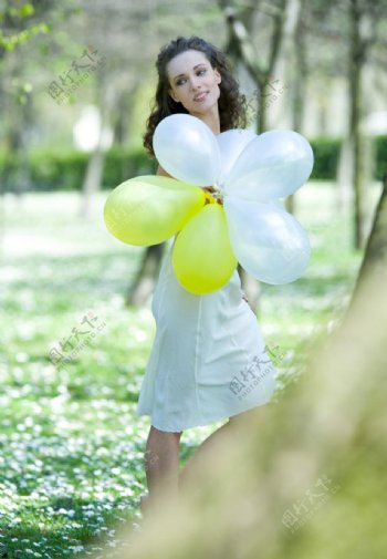 树林里手拿气球快乐的美女图片