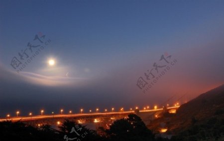 旧金山朦胧月光下的金门大桥图片