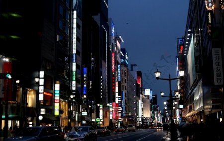 东京银座夜晚的街景图片