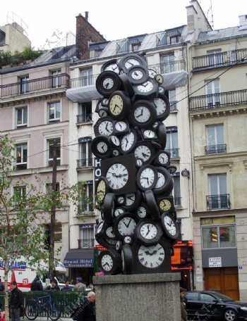 巴黎街景和街头的柱钟图片