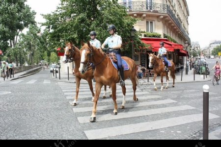 英俊潇洒的巴黎骑警图片