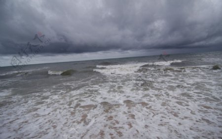 暴雨前的大海图片