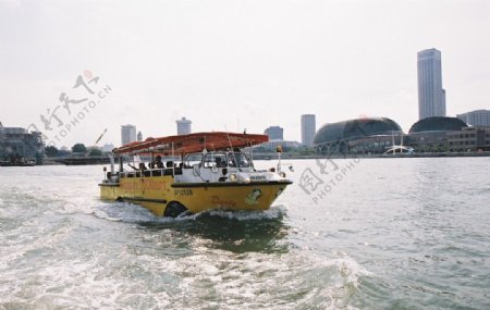 新加坡河上的观光游船图片