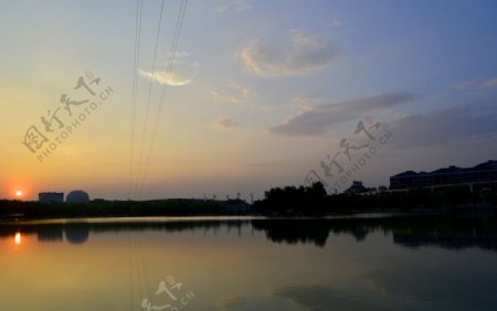 西安曲江公园落日图片