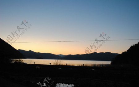 泸沽湖日出图片