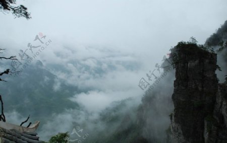 莲花山云雾缭绕图片