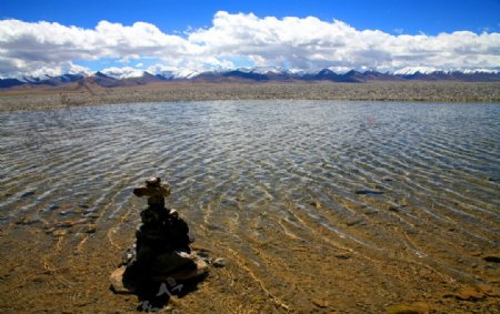 西藏湖水雪山蓝天图片