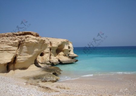 蓝天大海沙滩岩石图片