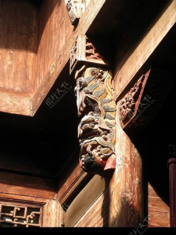 徽派建筑屋里梁上的木雕图片