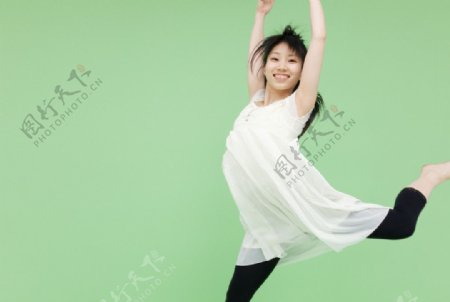 舞蹈的女大学生图片