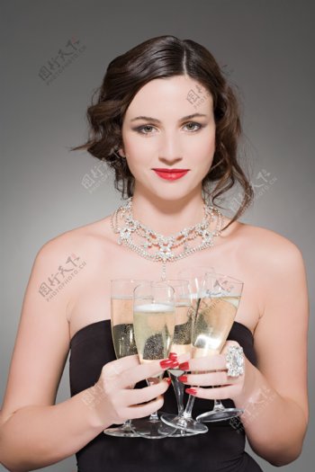 抱着香槟美酒的贵族女人图片