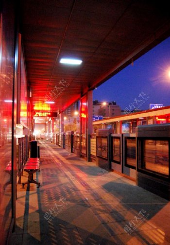 晨曦下的BRT公交站点图片