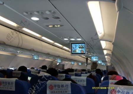 波音飞机内部机舱乘务员空姐图片