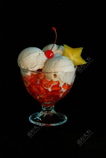 草莓圣代雪糕冰淇淋冷饮意大利冰淇淋图片