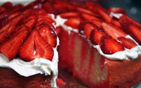 美味的草莓奶油蛋糕图片