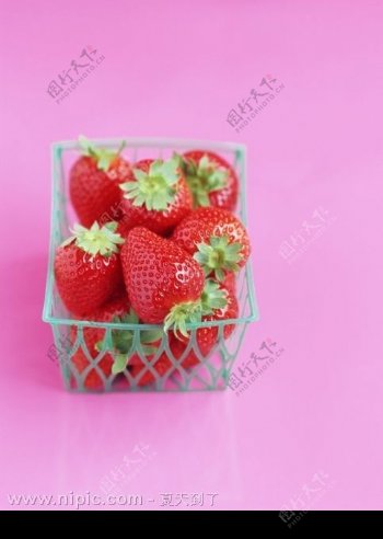 塑料篮子装草莓图片