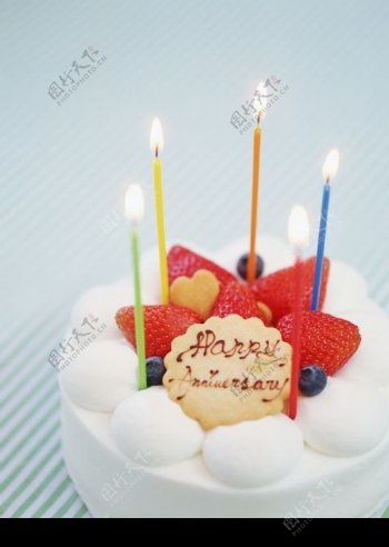 点上蜡烛的生日蛋糕图片