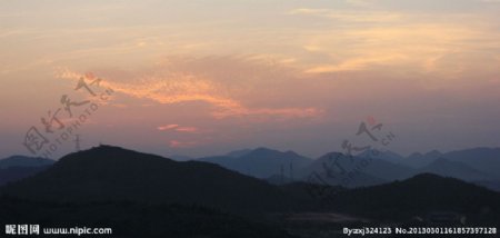 夕阳远山图片