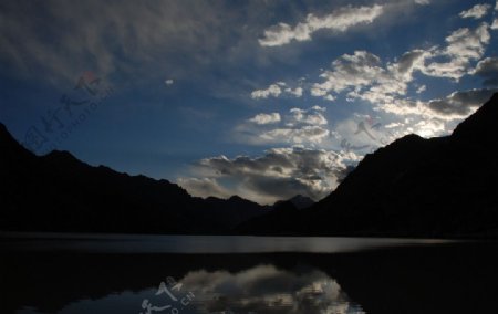 美丽的然乌湖图片