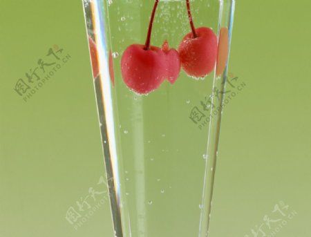 玻璃杯樱桃图片