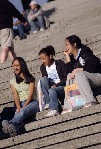 英格兰萨里大学阶梯上的的女学生们图片