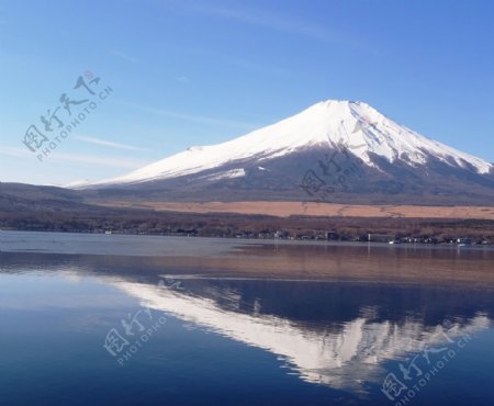 日本富士山雪景图片