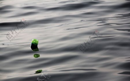 平静水面水上浮瓶图片