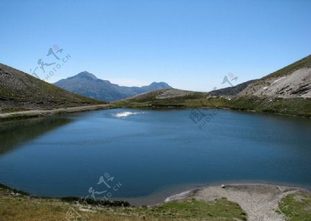 蓝色的湖泊图片