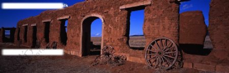 沙漠戈壁破旧车轮图片