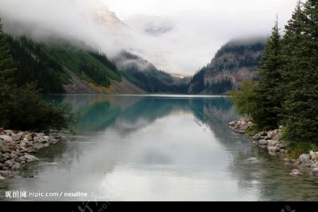 湖山水色图片