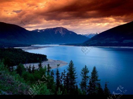 蓝色的湖图片