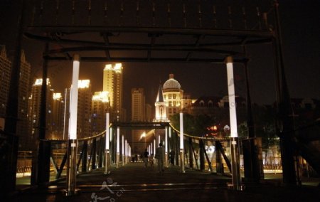 站在金汤桥观夜景图片