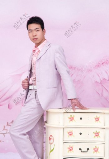 阳光帅气柜子翅膀白色主题粉色风格图片