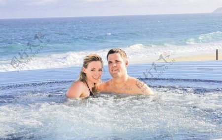 情侣在海边游泳池泡澡图片