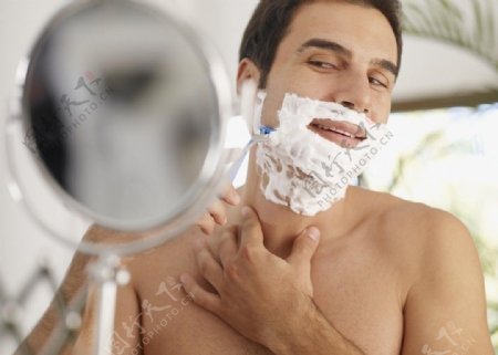 男人刮胡子图片