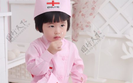 聚精会神的小小护士图片