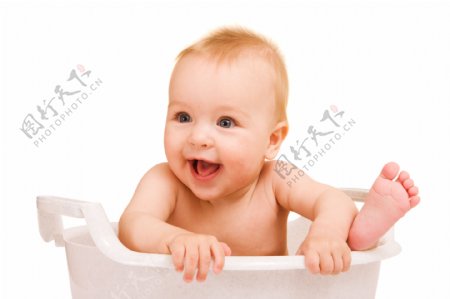浴盆内的可爱宝宝婴儿图片