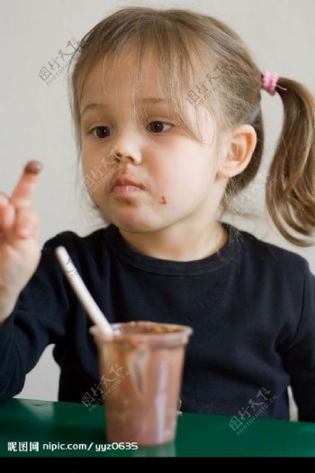 吃巧克力的儿童图片