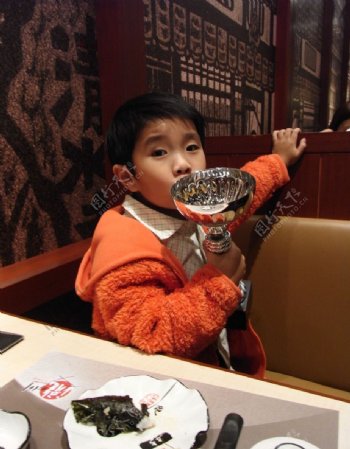 在西餐厅的小男孩图片
