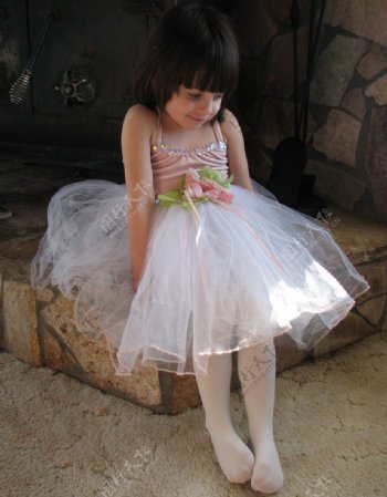 穿公主裙的漂亮小姑娘图片